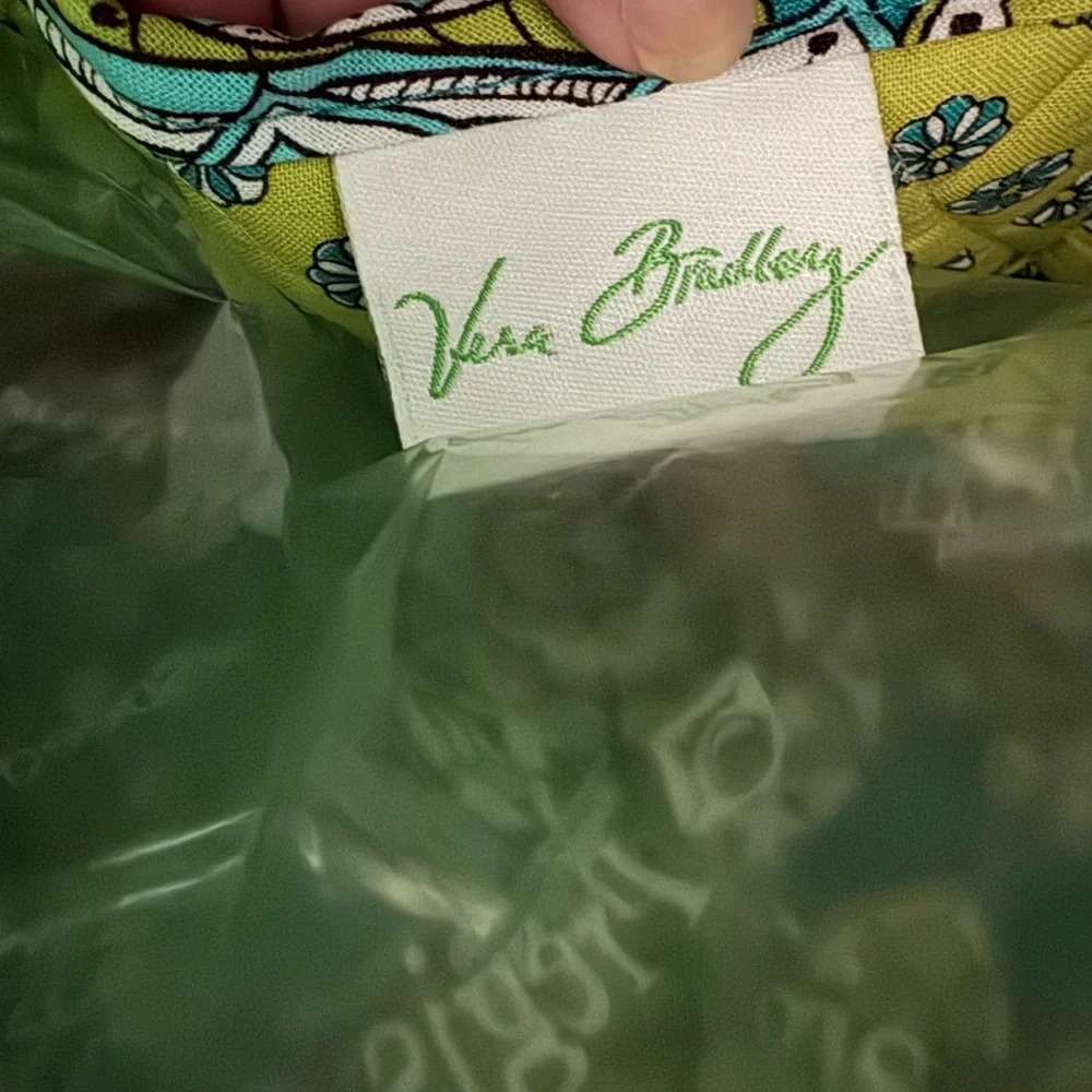 NWOT Vera Bradley Sherry Bag in Retired Peacock Print Med Size - Picture 2 of 8